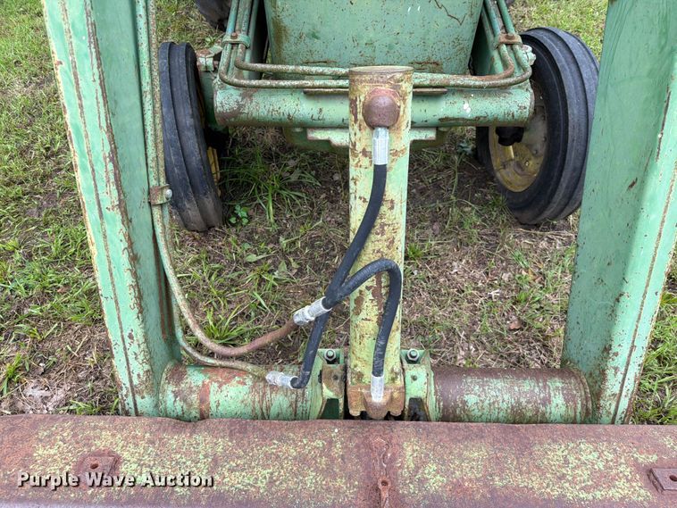 image for item EQ8069 1973 John Deere 1020 tractor