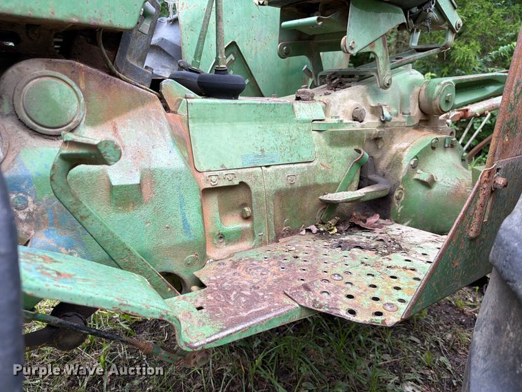 image for item EQ8069 1973 John Deere 1020 tractor