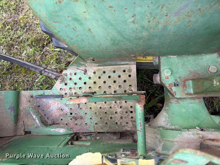 image for item EQ8069 1973 John Deere 1020 tractor