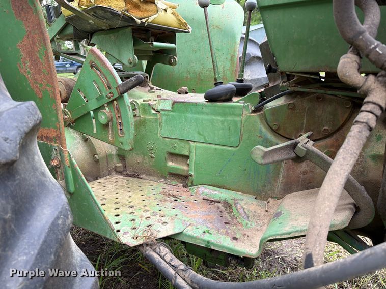 image for item EQ8069 1973 John Deere 1020 tractor