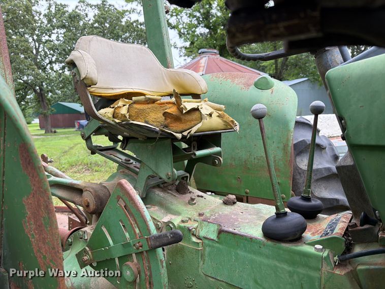 image for item EQ8069 1973 John Deere 1020 tractor