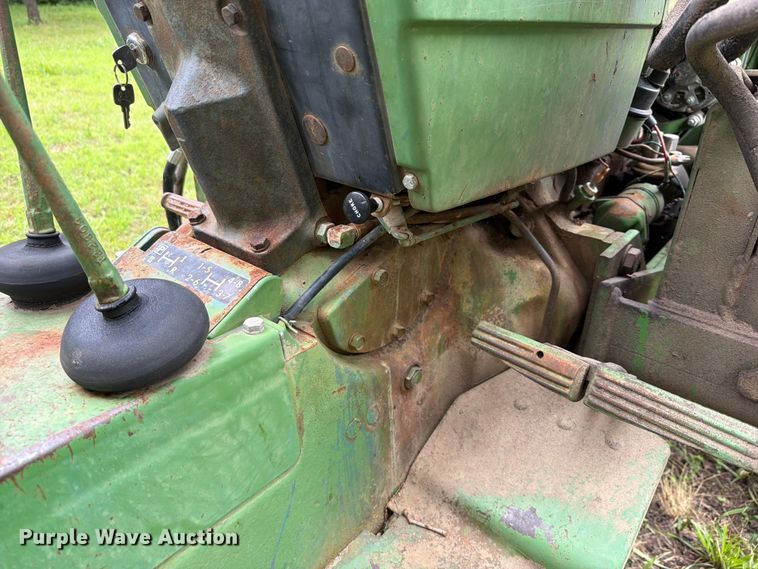 image for item EQ8069 1973 John Deere 1020 tractor