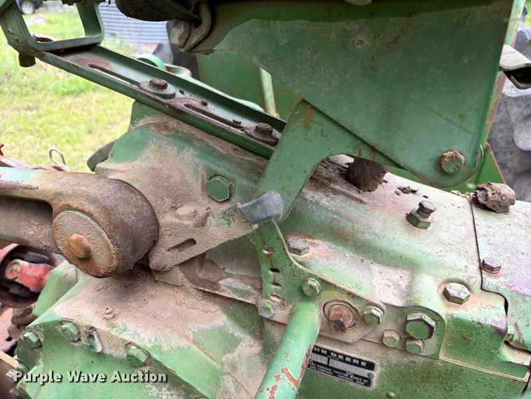 image for item EQ8069 1973 John Deere 1020 tractor