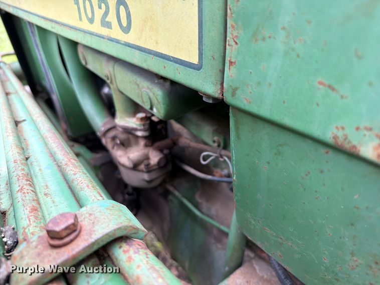 image for item EQ8069 1973 John Deere 1020 tractor