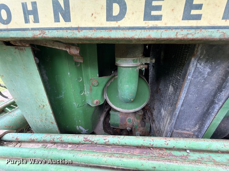 image for item EQ8069 1973 John Deere 1020 tractor