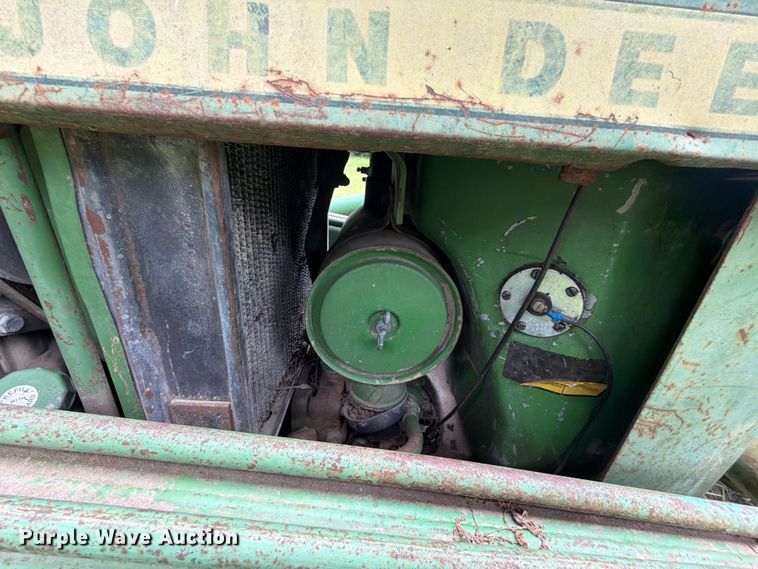 image for item EQ8069 1973 John Deere 1020 tractor