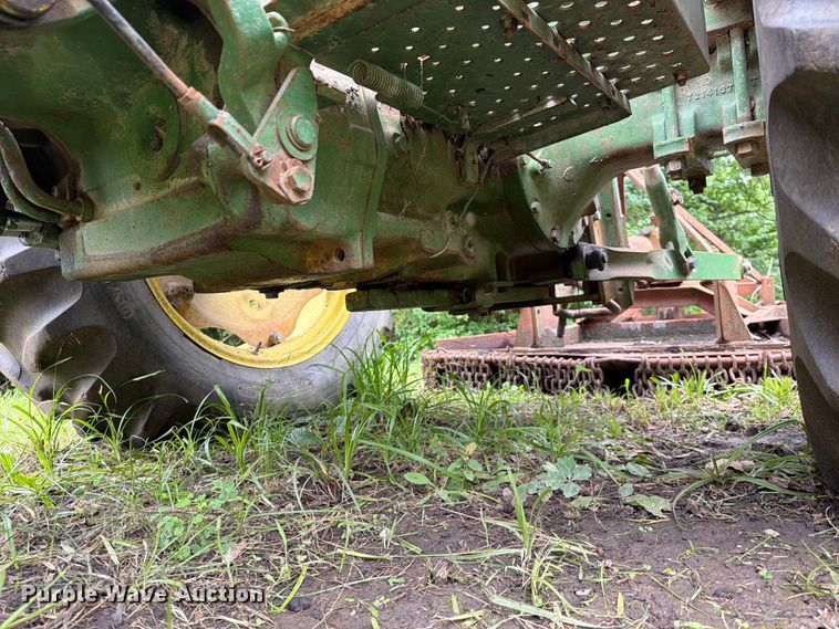 image for item EQ8069 1973 John Deere 1020 tractor