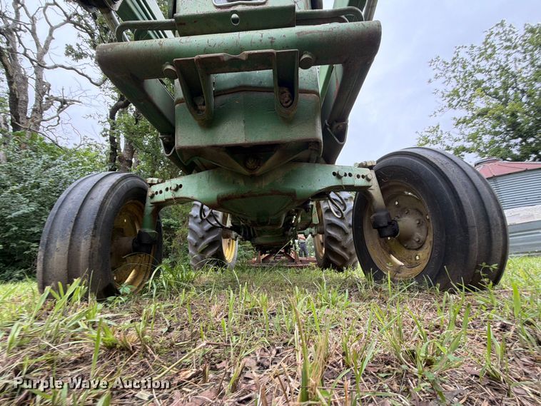 image for item EQ8069 1973 John Deere 1020 tractor