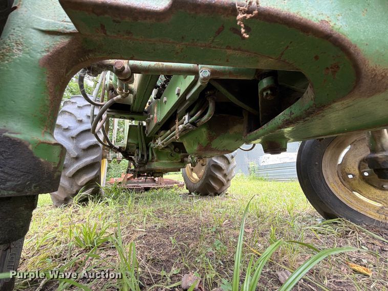 image for item EQ8069 1973 John Deere 1020 tractor