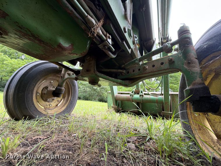 image for item EQ8069 1973 John Deere 1020 tractor