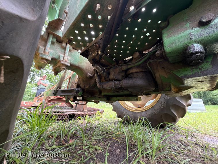 image for item EQ8069 1973 John Deere 1020 tractor