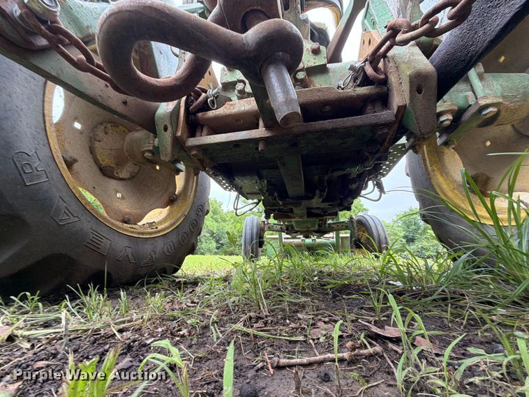 image for item EQ8069 1973 John Deere 1020 tractor