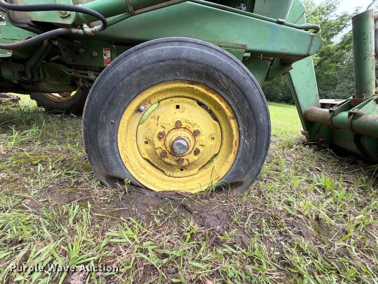 image for item EQ8069 1973 John Deere 1020 tractor