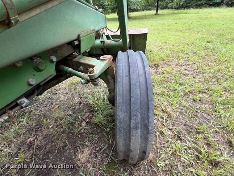 image for item EQ8069 1973 John Deere 1020 tractor