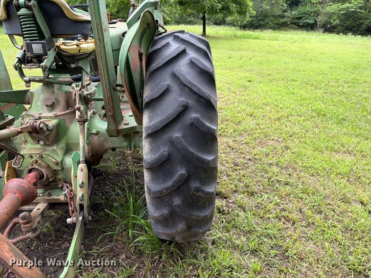 image for item EQ8069 1973 John Deere 1020 tractor
