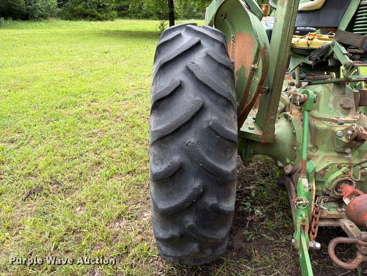 image for item EQ8069 1973 John Deere 1020 tractor