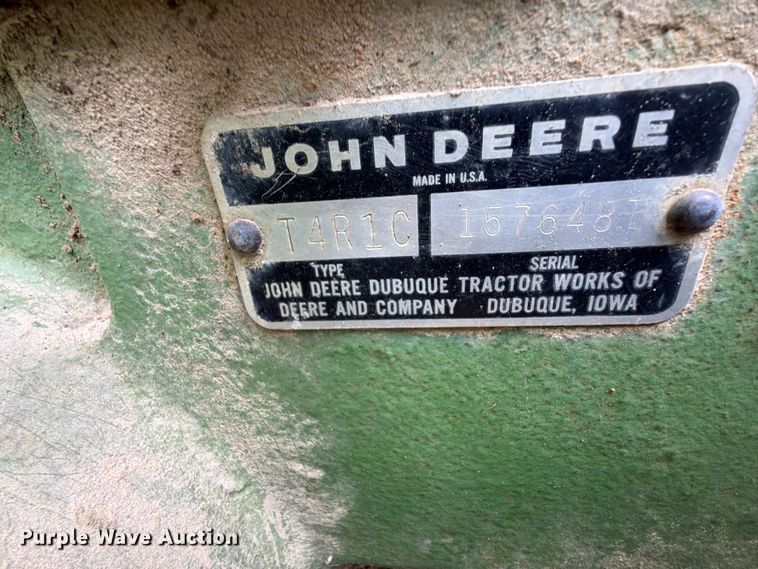 image for item EQ8069 1973 John Deere 1020 tractor