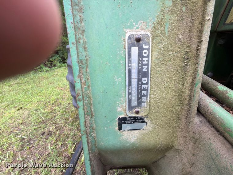 image for item EQ8069 1973 John Deere 1020 tractor