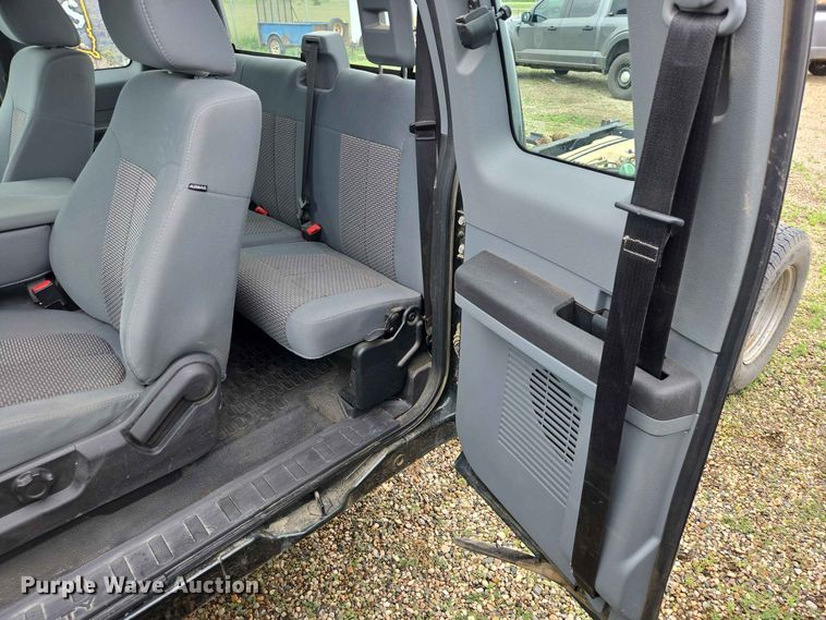 image for item ER1732 2012 Ford F350 Super Duty Ext. Cab pickup truck cab and chassis