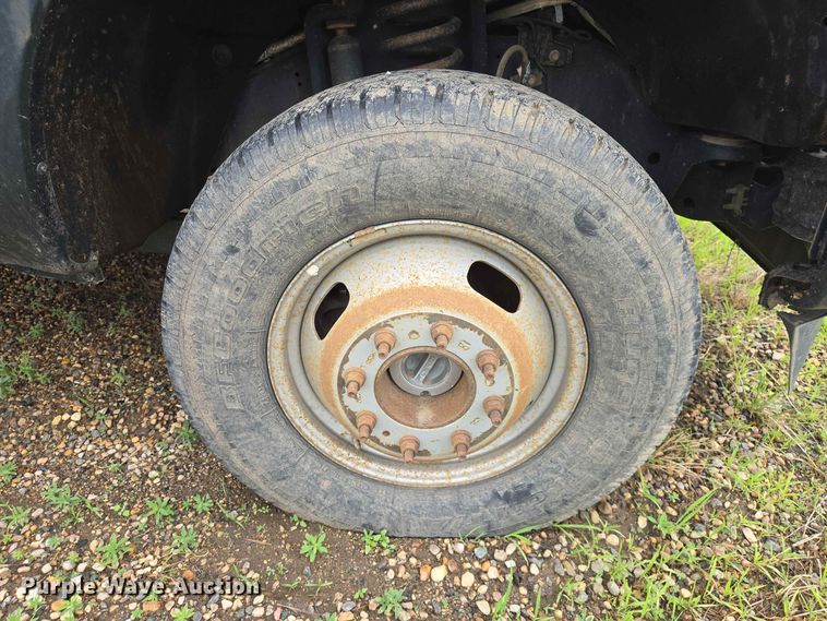image for item ER1732 2012 Ford F350 Super Duty Ext. Cab pickup truck cab and chassis
