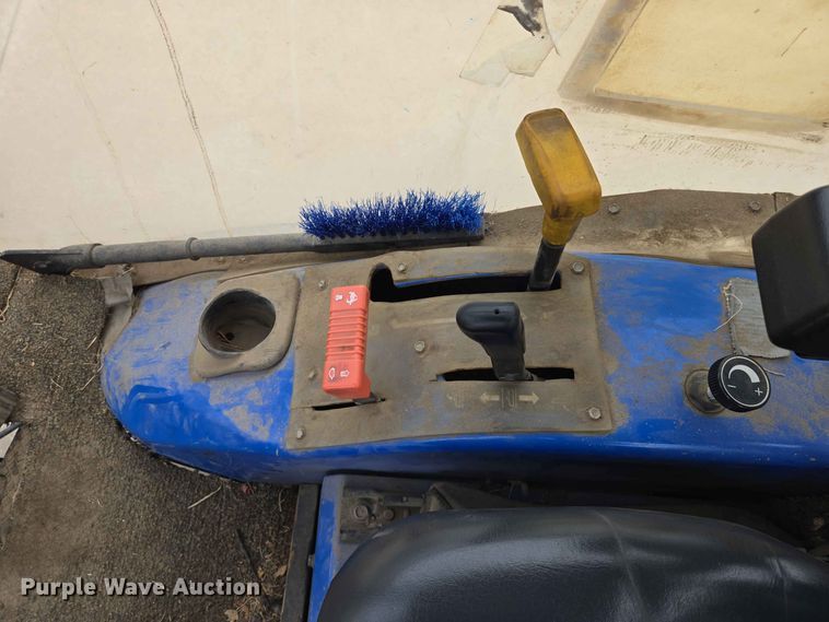 image for item ER1739 2002 New Holland MC28 broom