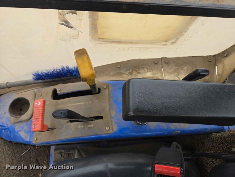 image for item ER1739 2002 New Holland MC28 broom