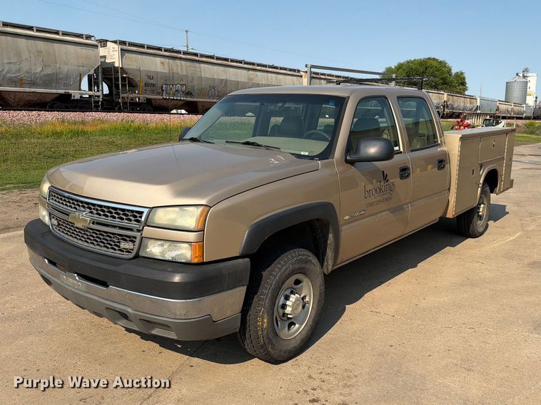 image for item ER1790 2005 Chevrolet Silverado 2500HD Crew Cab utility bed pickup truck