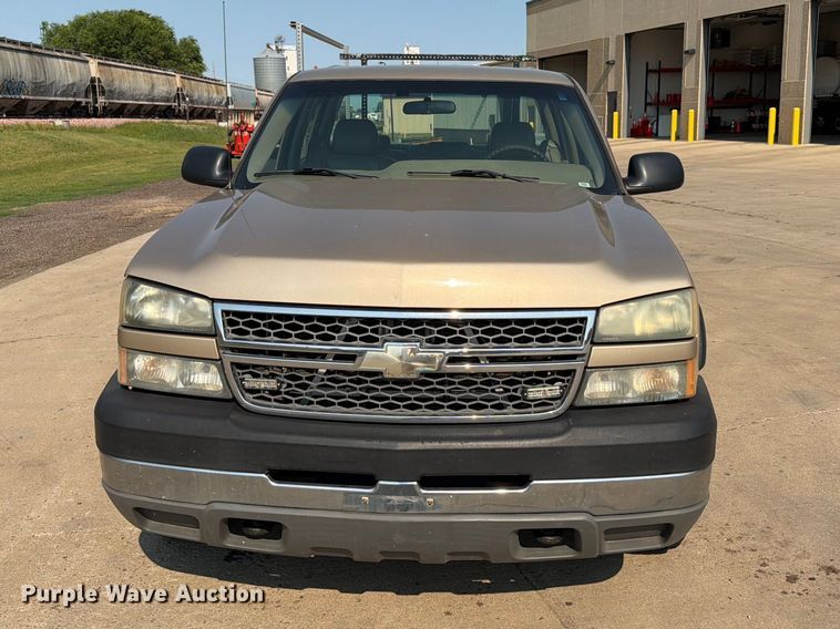 image for item ER1790 2005 Chevrolet Silverado 2500HD Crew Cab utility bed pickup truck