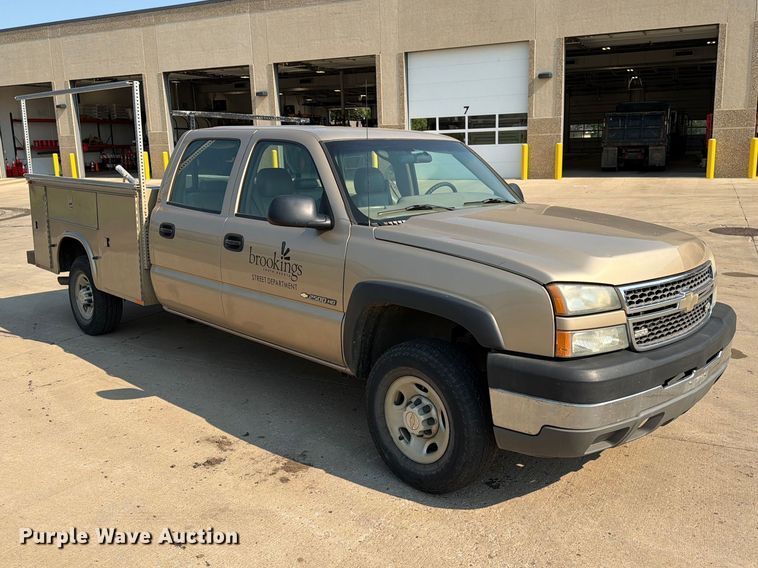 image for item ER1790 2005 Chevrolet Silverado 2500HD Crew Cab utility bed pickup truck