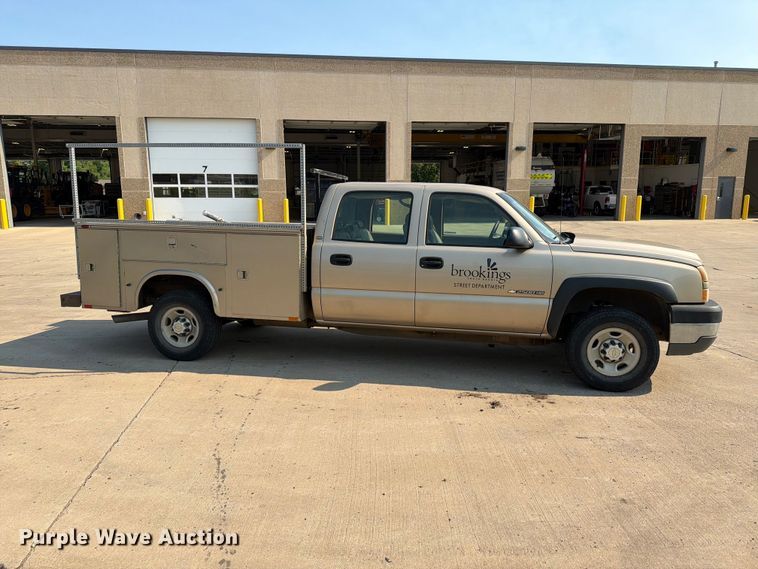 image for item ER1790 2005 Chevrolet Silverado 2500HD Crew Cab utility bed pickup truck