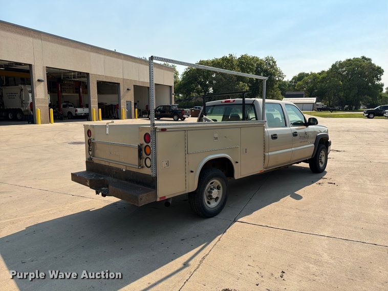 image for item ER1790 2005 Chevrolet Silverado 2500HD Crew Cab utility bed pickup truck