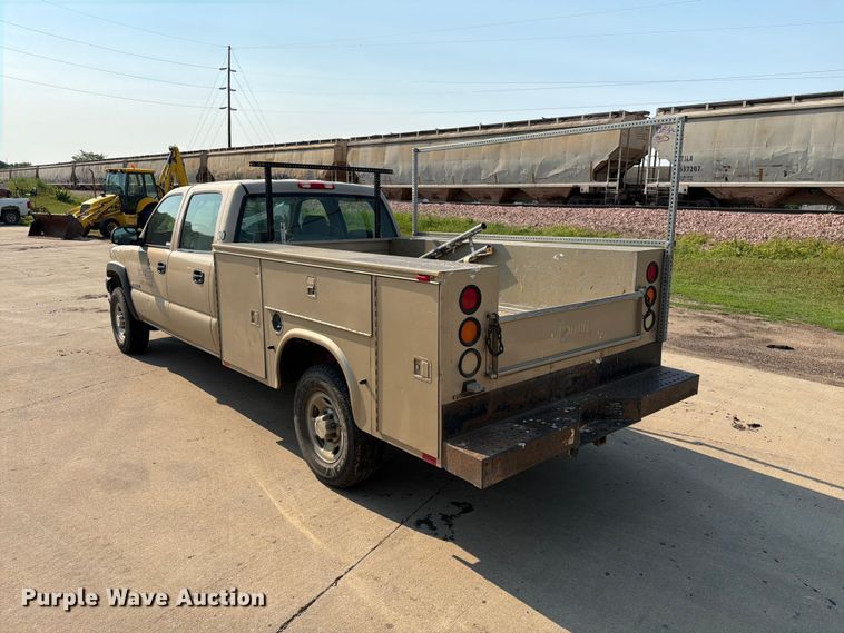 image for item ER1790 2005 Chevrolet Silverado 2500HD Crew Cab utility bed pickup truck