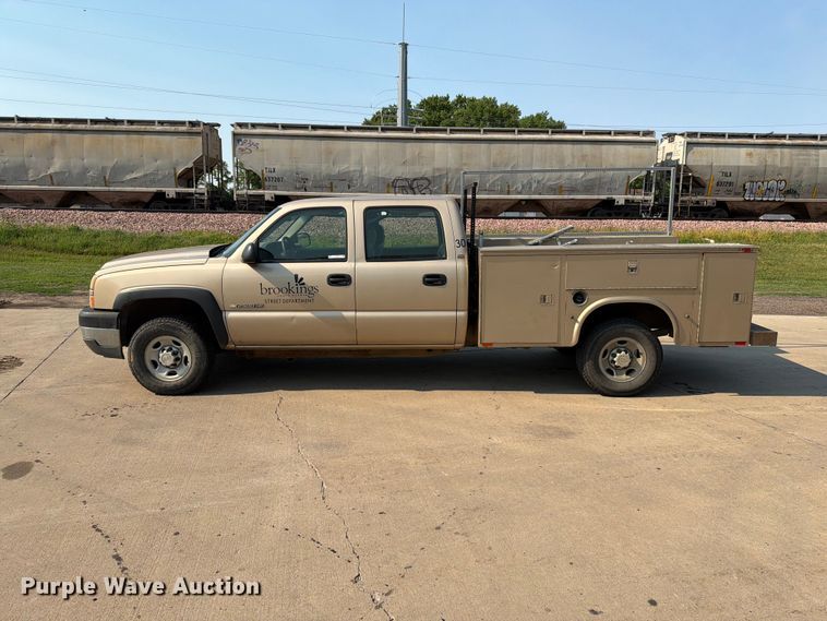 image for item ER1790 2005 Chevrolet Silverado 2500HD Crew Cab utility bed pickup truck