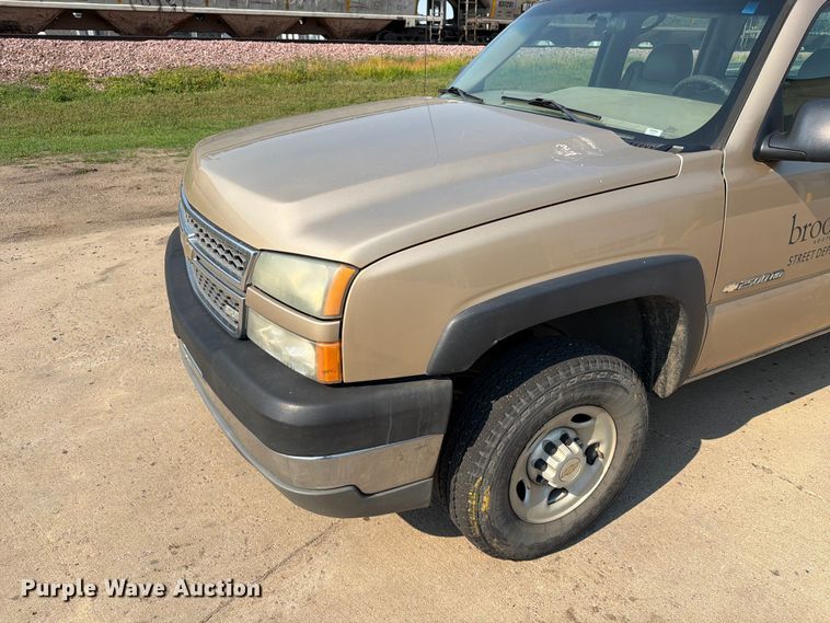 image for item ER1790 2005 Chevrolet Silverado 2500HD Crew Cab utility bed pickup truck