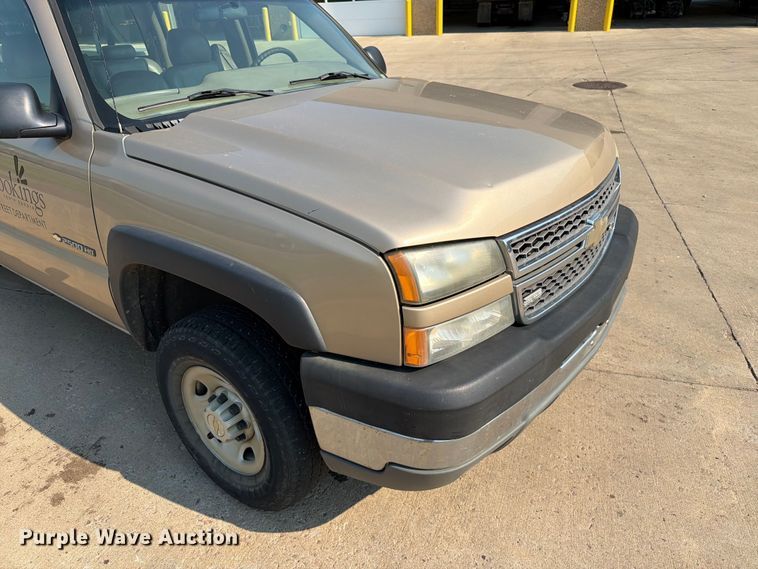 image for item ER1790 2005 Chevrolet Silverado 2500HD Crew Cab utility bed pickup truck
