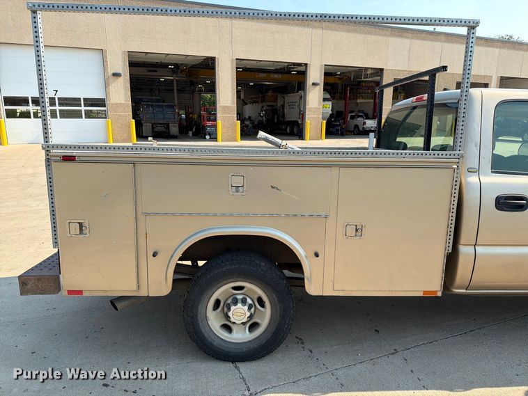 image for item ER1790 2005 Chevrolet Silverado 2500HD Crew Cab utility bed pickup truck
