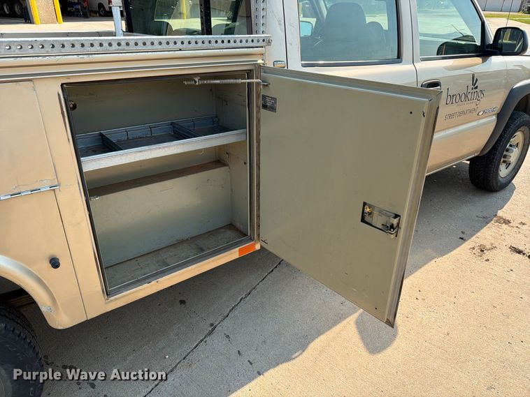 image for item ER1790 2005 Chevrolet Silverado 2500HD Crew Cab utility bed pickup truck
