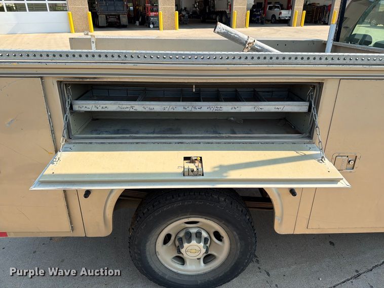 image for item ER1790 2005 Chevrolet Silverado 2500HD Crew Cab utility bed pickup truck