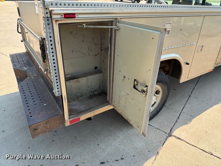 image for item ER1790 2005 Chevrolet Silverado 2500HD Crew Cab utility bed pickup truck