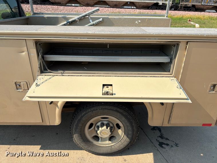 image for item ER1790 2005 Chevrolet Silverado 2500HD Crew Cab utility bed pickup truck