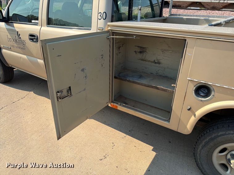 image for item ER1790 2005 Chevrolet Silverado 2500HD Crew Cab utility bed pickup truck