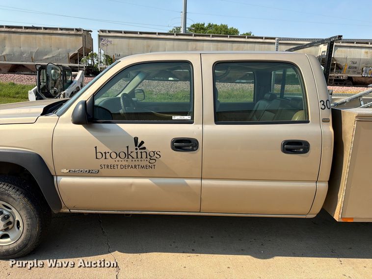 image for item ER1790 2005 Chevrolet Silverado 2500HD Crew Cab utility bed pickup truck