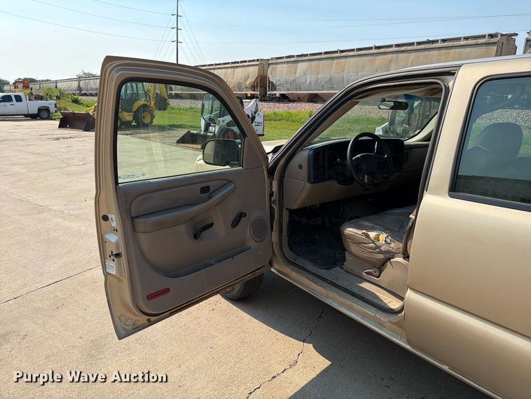 image for item ER1790 2005 Chevrolet Silverado 2500HD Crew Cab utility bed pickup truck