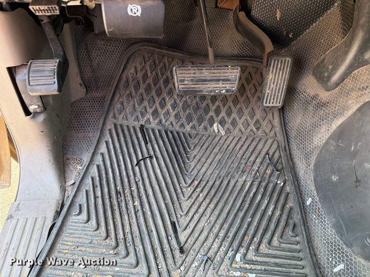 image for item ER1790 2005 Chevrolet Silverado 2500HD Crew Cab utility bed pickup truck