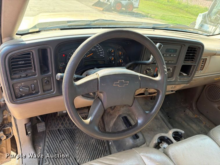 image for item ER1790 2005 Chevrolet Silverado 2500HD Crew Cab utility bed pickup truck