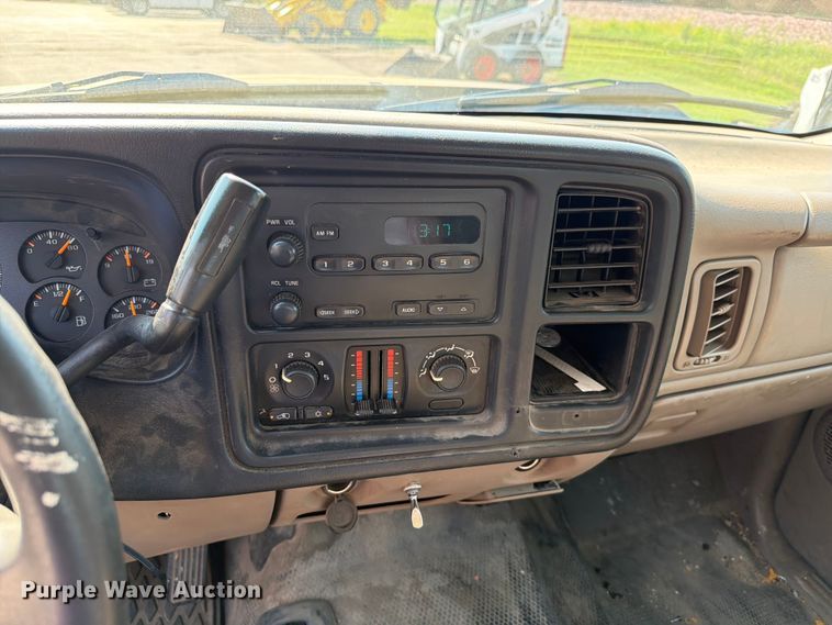 image for item ER1790 2005 Chevrolet Silverado 2500HD Crew Cab utility bed pickup truck