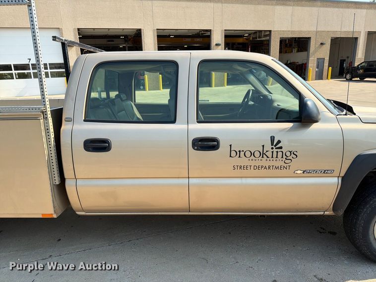 image for item ER1790 2005 Chevrolet Silverado 2500HD Crew Cab utility bed pickup truck