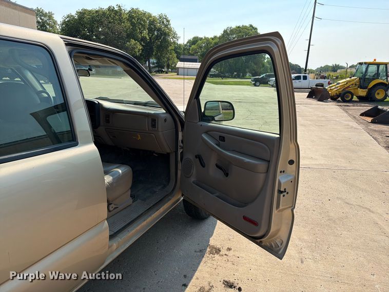 image for item ER1790 2005 Chevrolet Silverado 2500HD Crew Cab utility bed pickup truck