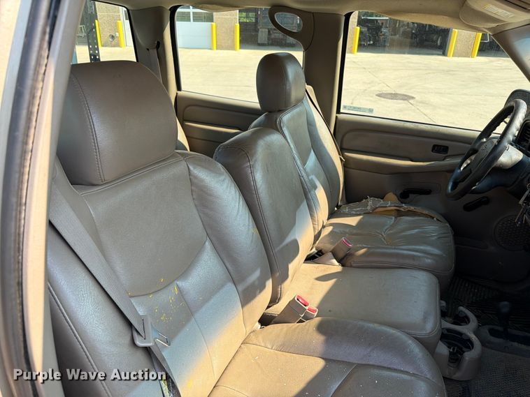 image for item ER1790 2005 Chevrolet Silverado 2500HD Crew Cab utility bed pickup truck