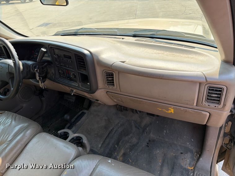 image for item ER1790 2005 Chevrolet Silverado 2500HD Crew Cab utility bed pickup truck